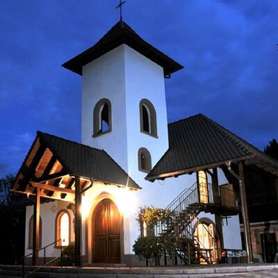 Friedenskapelle bei Nacht