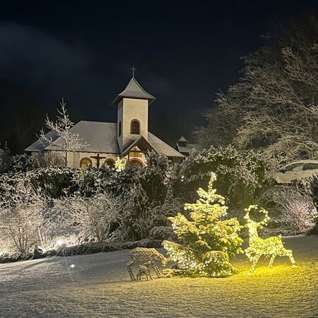 Winterlicher Blick Richtung Friedenskapelle bei Nacht