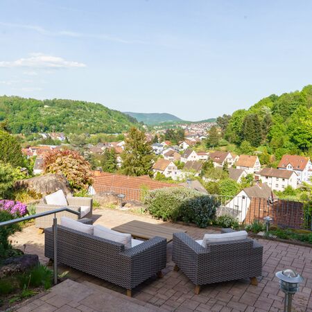 Lounge mit Blick übers Tal