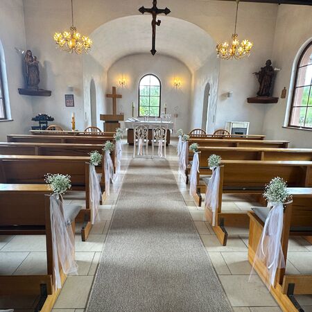Friedenskapelle feierlich für eine Hochzeit geschmückt