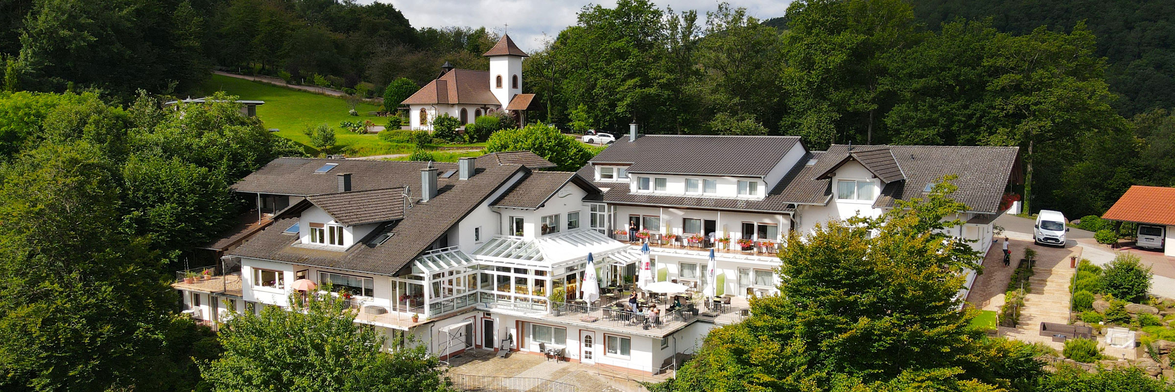 Pension Bergterrasse mit Blick auf die Friedenskapelle